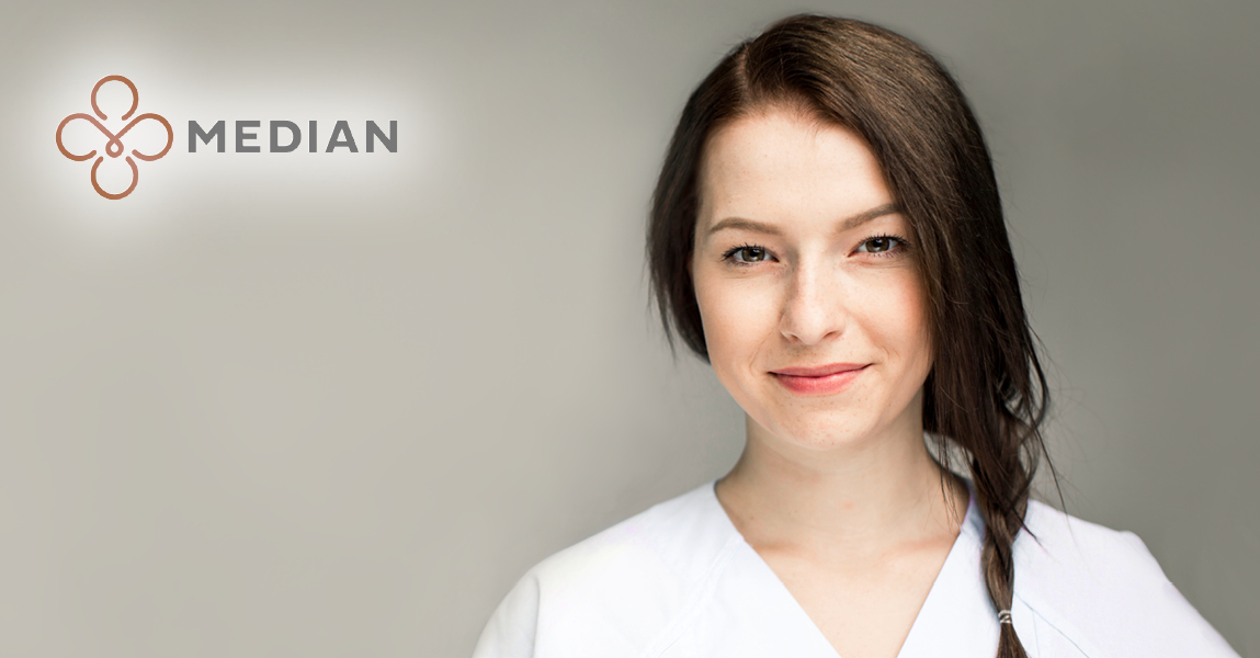 MEDIAN-FB-Pflegerin-1 Job als Pfleger bei MEDIAN Kliniken. Motiv zeigt Pflegerin, die in die Kamera lächelt