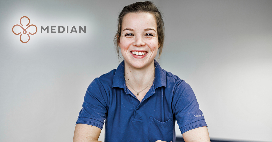 MEDIAN-FB-Therapeutin-7 Job als Therapeut, freundlich lächelnde Therapeutin wartet auf neue Kollegin